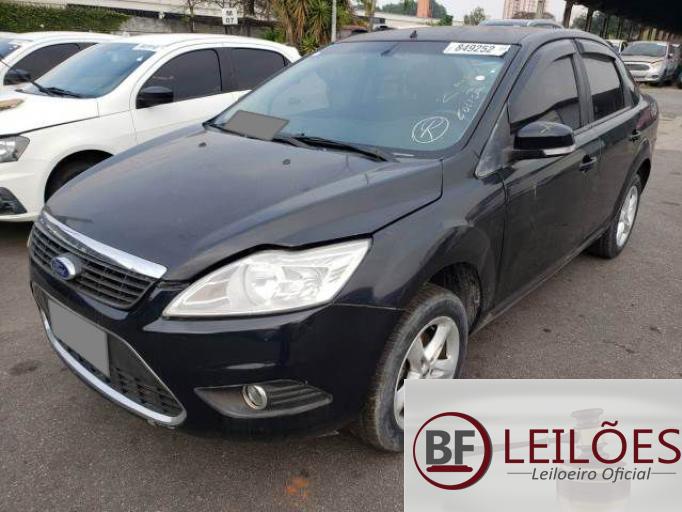 FORD FOCUS SEDAN 10/10